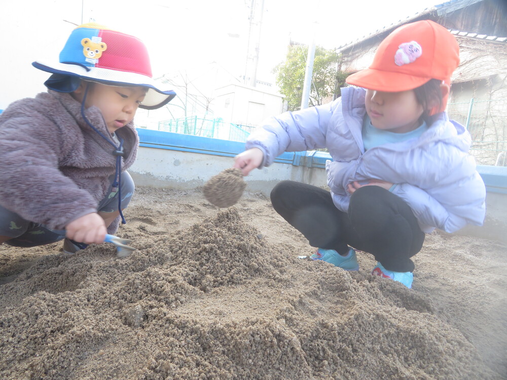 園庭遊びの様子 (1)