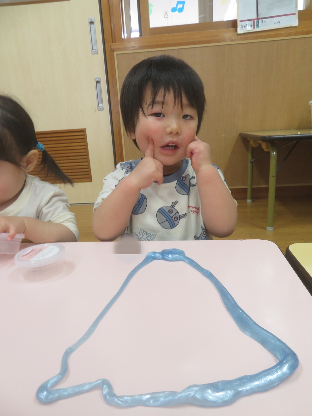 ジェル粘土であそぶ様子 (5)