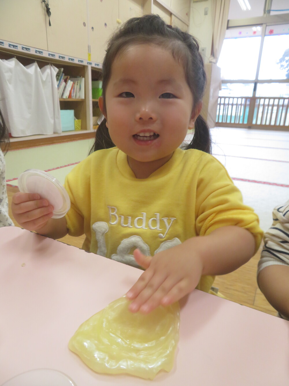 ジェル粘土であそぶ様子 (4)