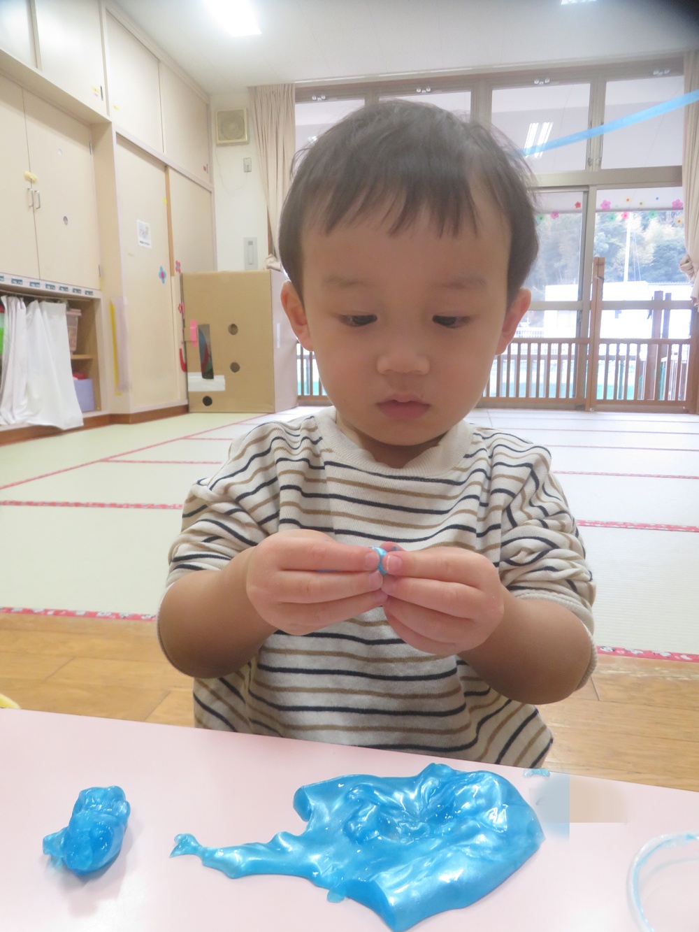 ジェル粘土であそぶ様子 (2)