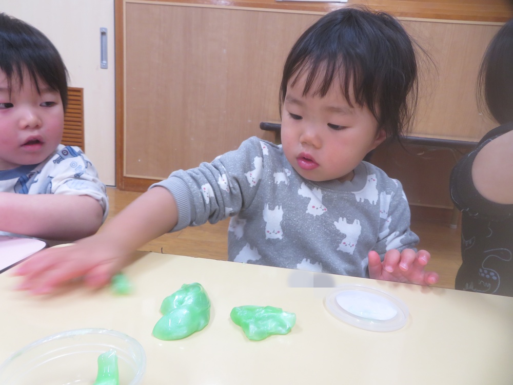 ジェル粘土で遊ぶ様子