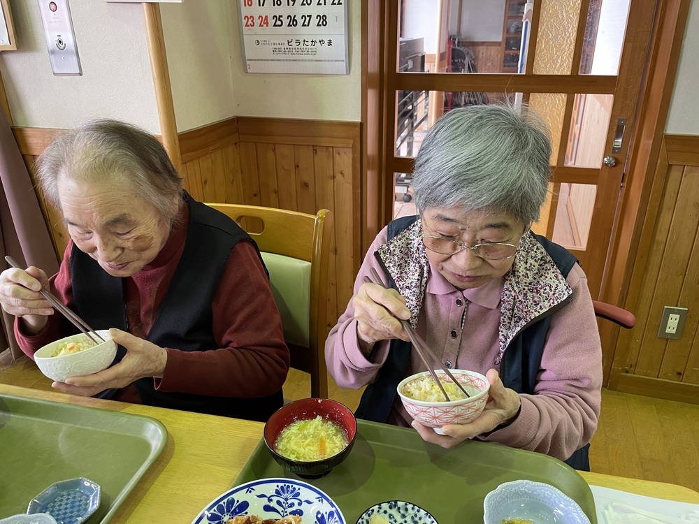 ご飯を食べている