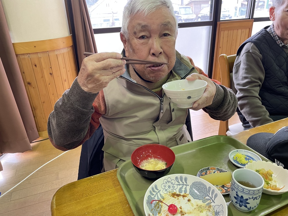 ご飯を食べている