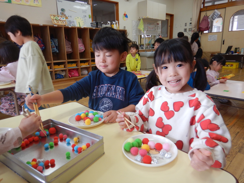 箸の練習をしている様子