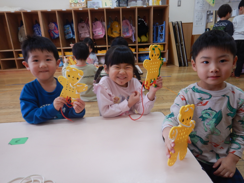 紐通しをしている様子