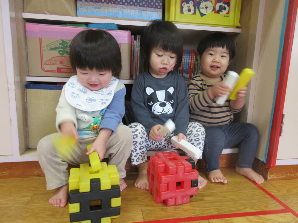大きな井形ブロックで遊んでいる