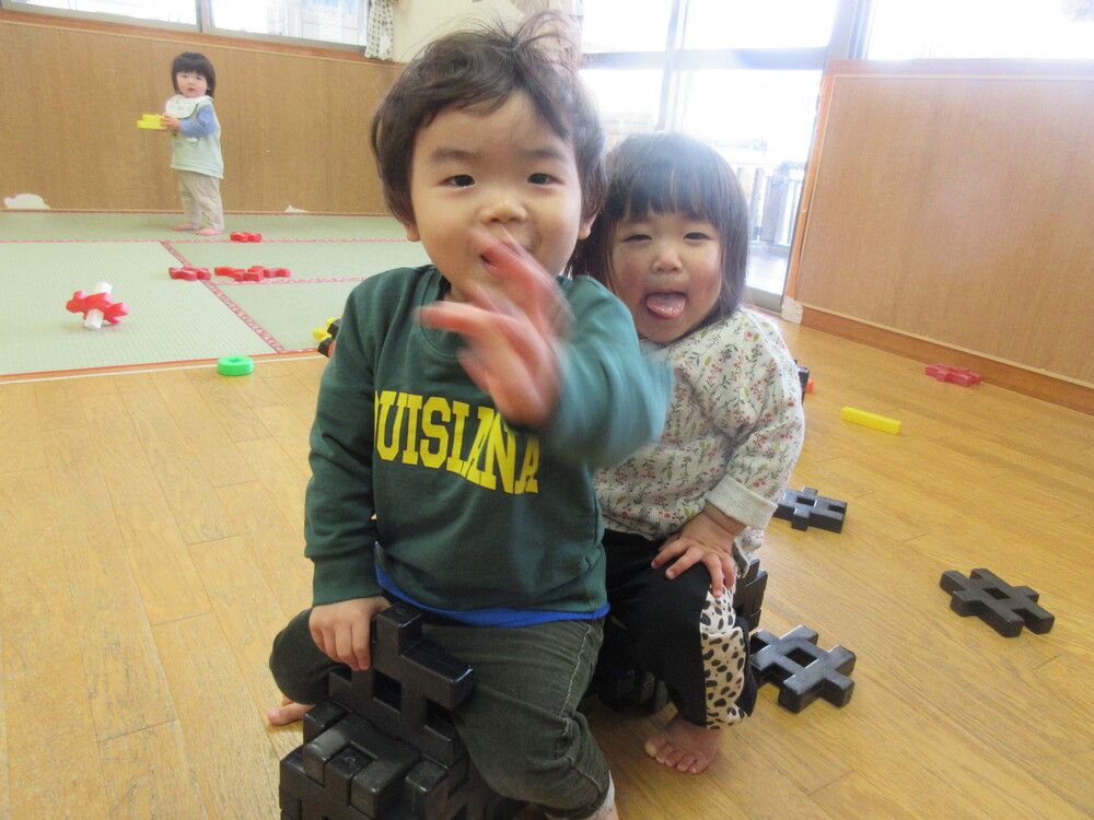 大きな井形ブロックで遊んでいる