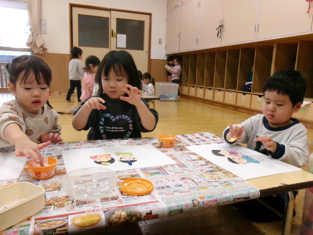 ひなまつりの製作をする子ども (1)