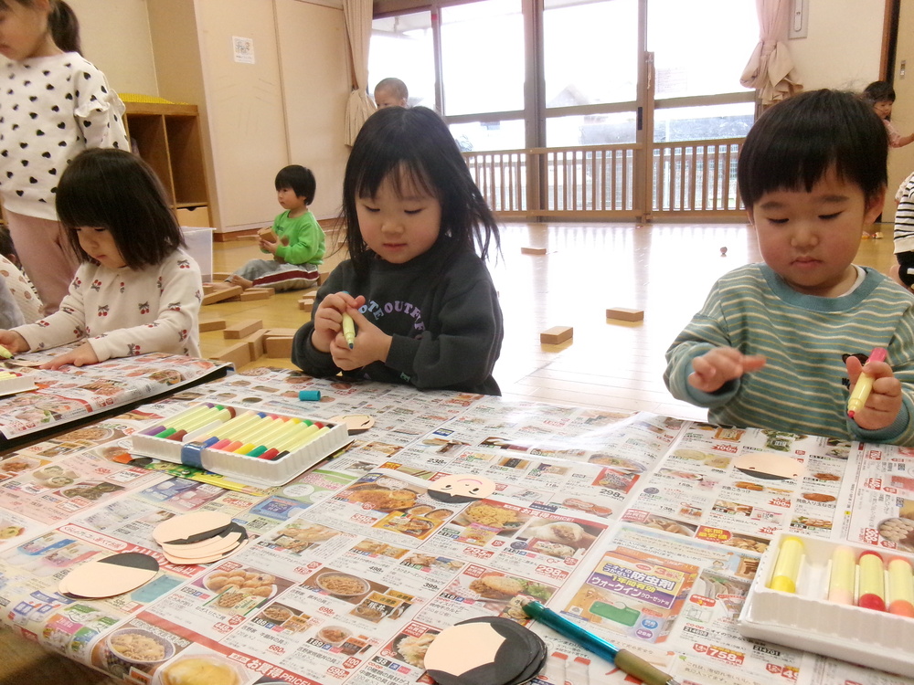 ひなまつりの製作をする子ども (2)