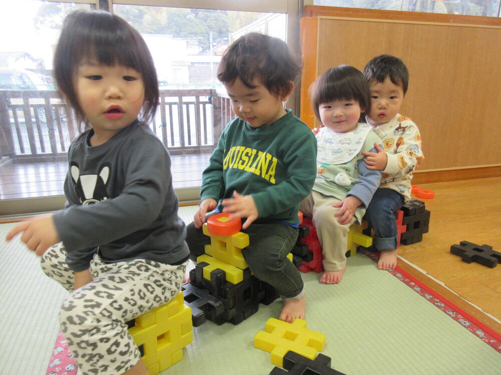 大きな井形ブロックで遊んでいる