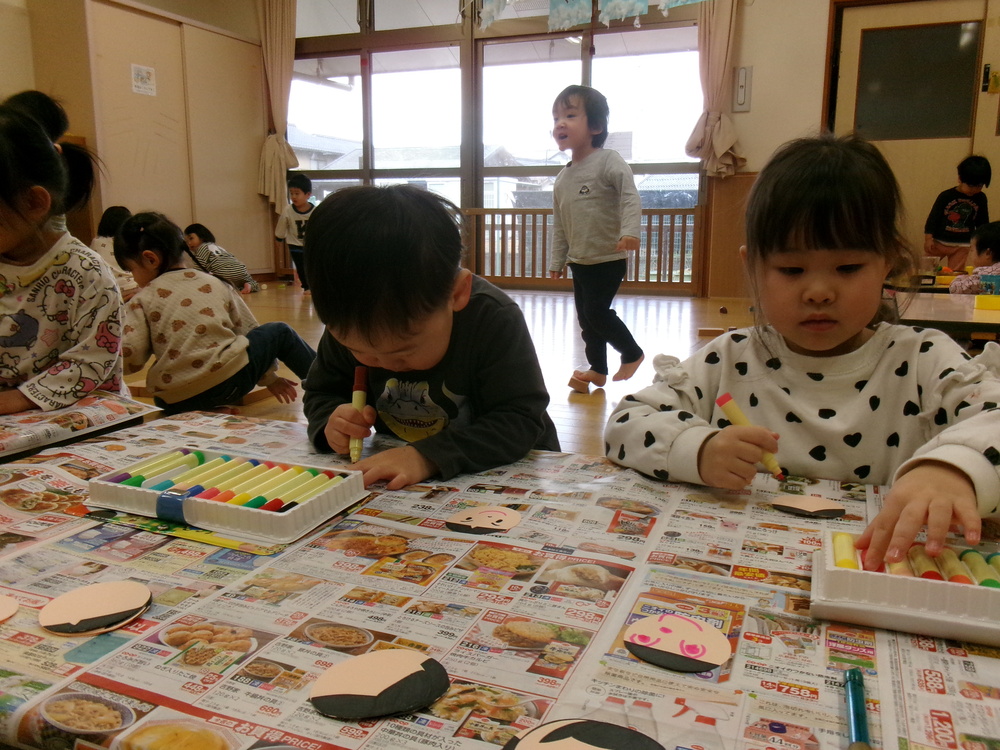 ひなまつりの製作をする子ども (3)