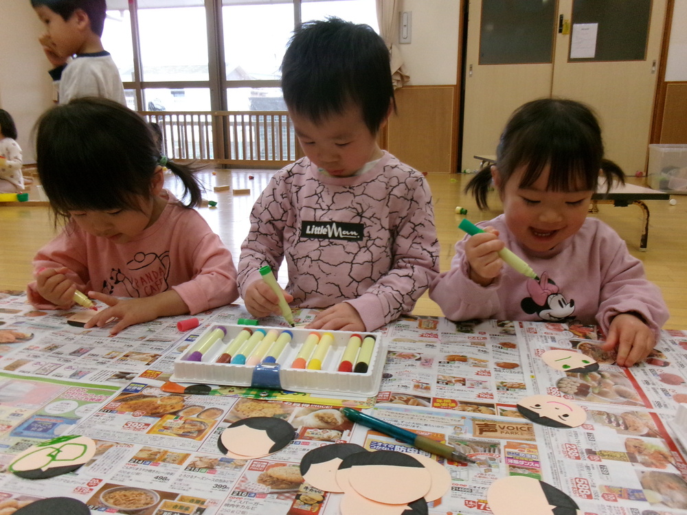 ひなまつりの製作をする子ども (4)