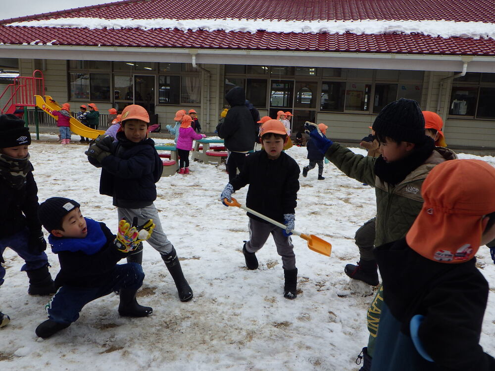 雪遊びの様子