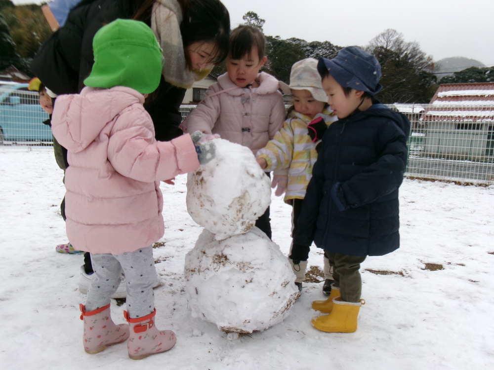雪で遊んでいる様子２