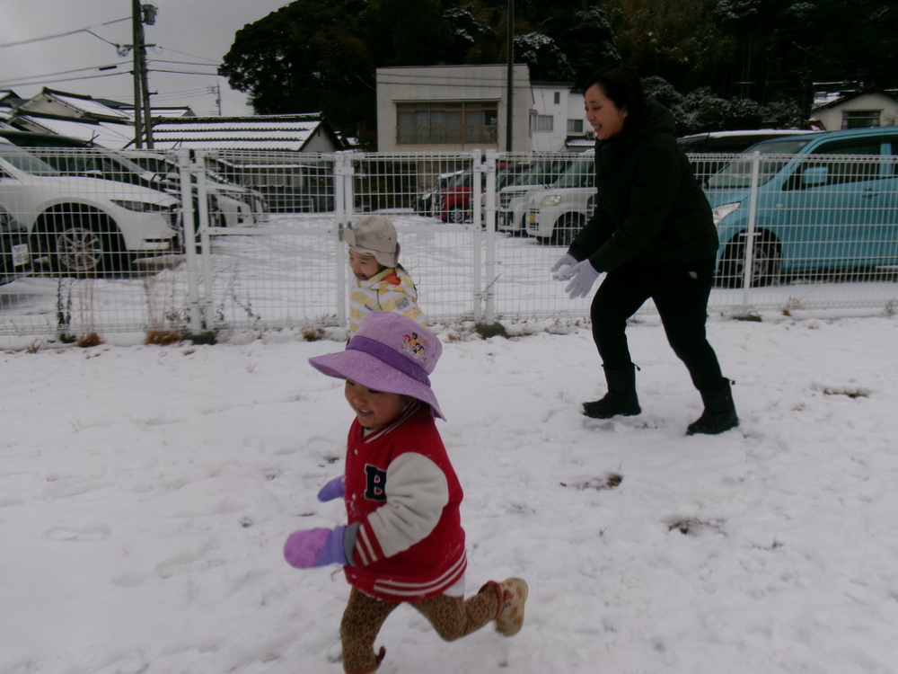 雪で遊んでいる様子３