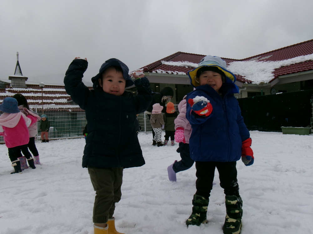 雪で遊んでいる様子４