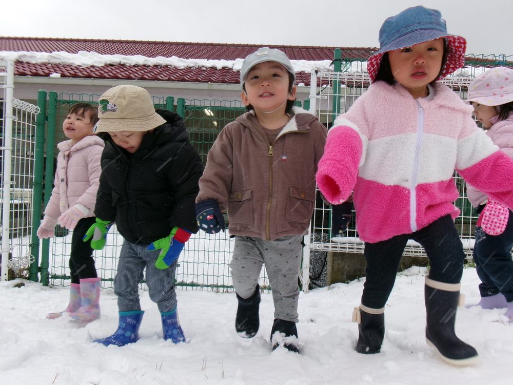 雪で遊んでいる様子５