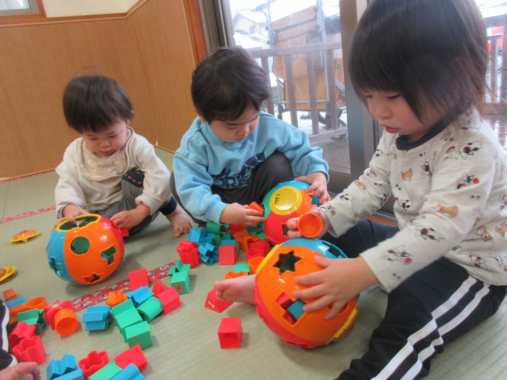 型はめブロックで遊んでいる