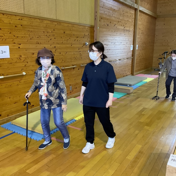 歩いています