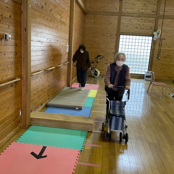 歩いています