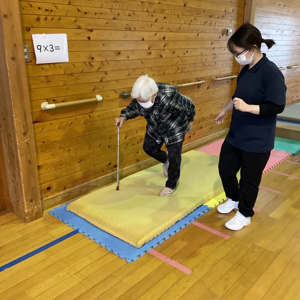 歩いています