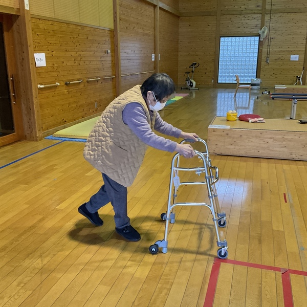 歩いています