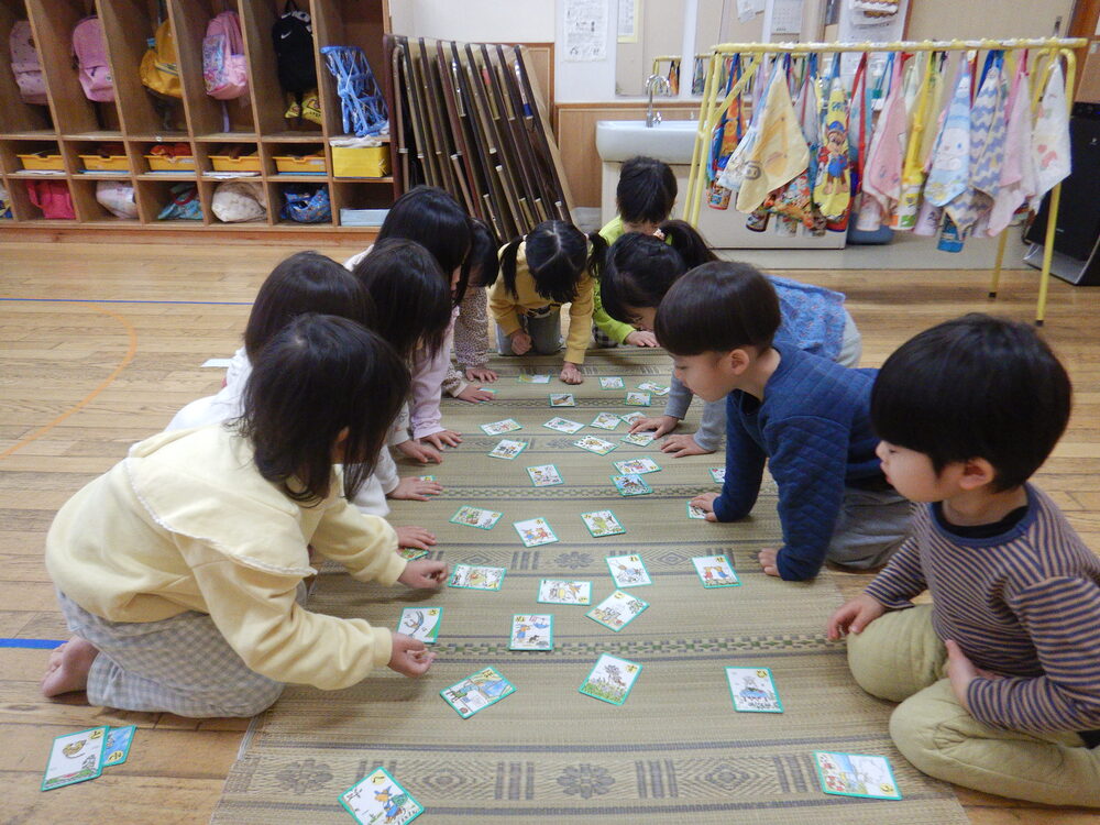 かるたをしている様子 (1)