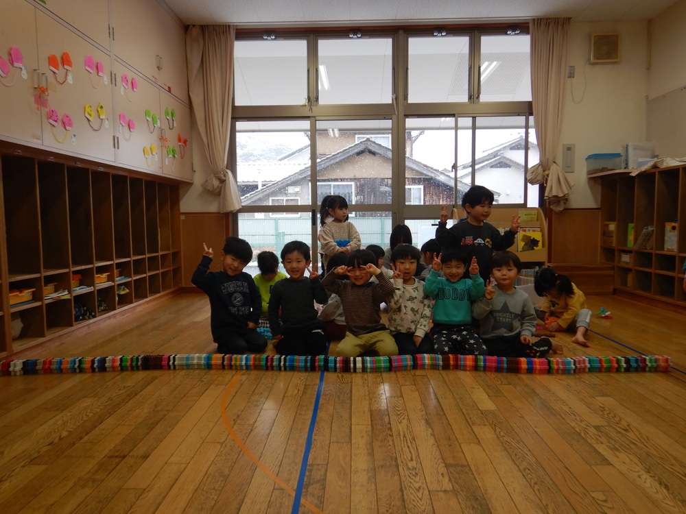 ブロックで遊んでいる様子