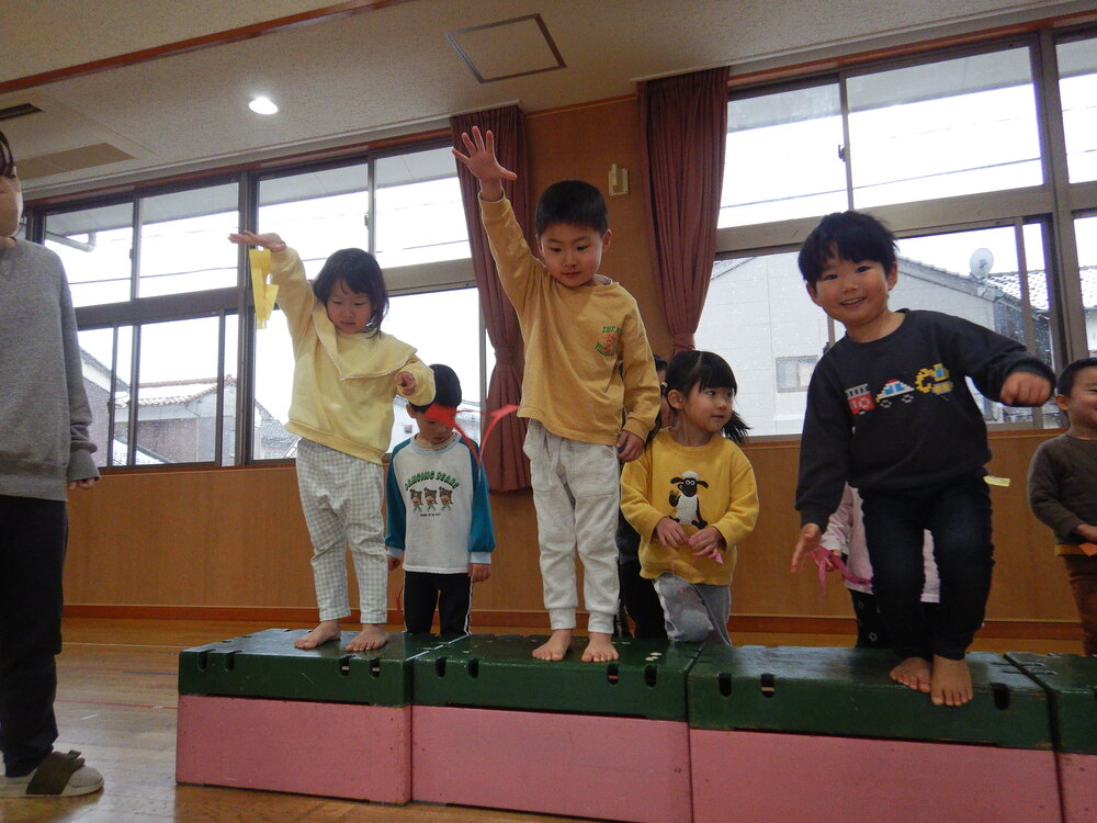 手作り玩具で遊んでいる様子 (1)