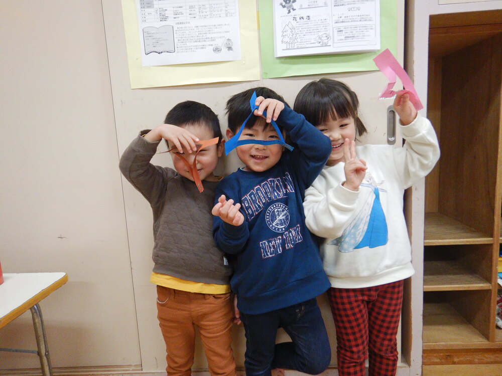 手作り玩具で遊んでいる様子 (2)