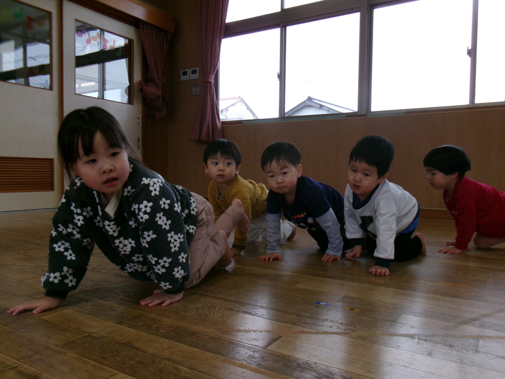 リズムをする子ども (2)