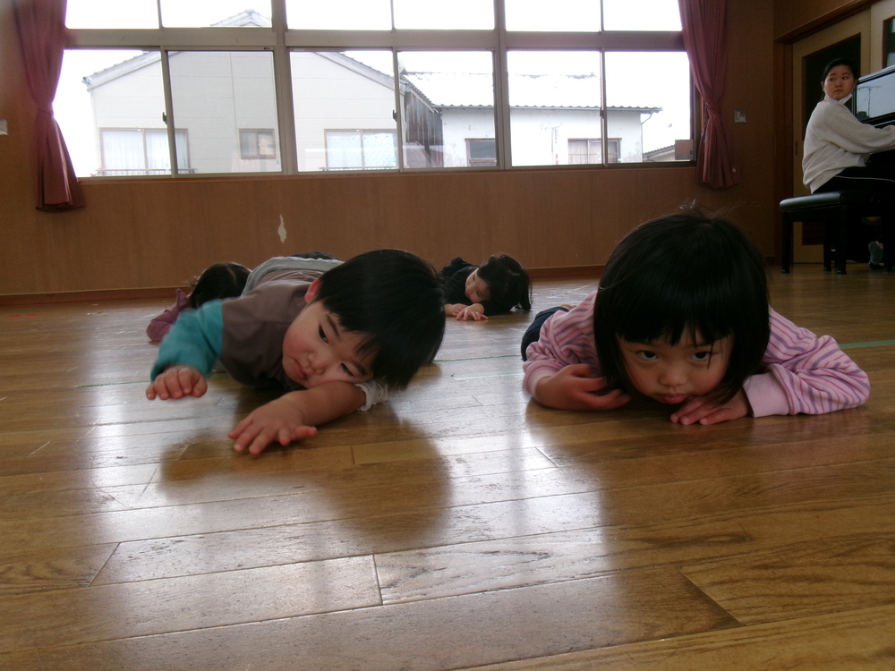 リズムをする子ども (3)