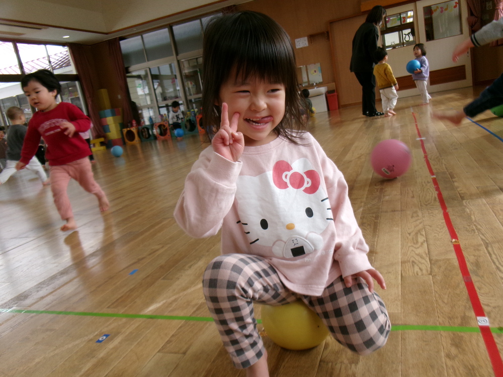 ボール遊びをする子ども