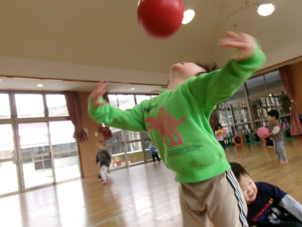 ボール遊びをする子ども (2)