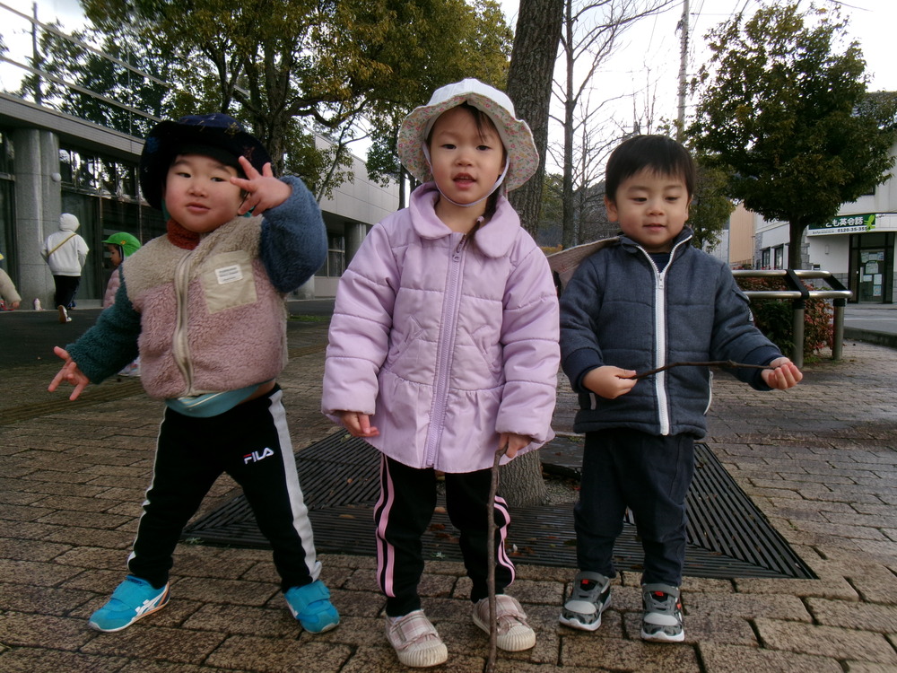 あすてらす前で遊ぶ子ども (2)
