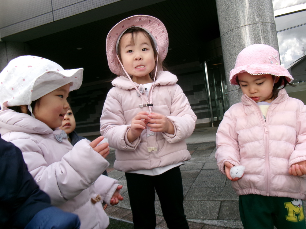 あすてらす前で遊ぶ子ども (3)