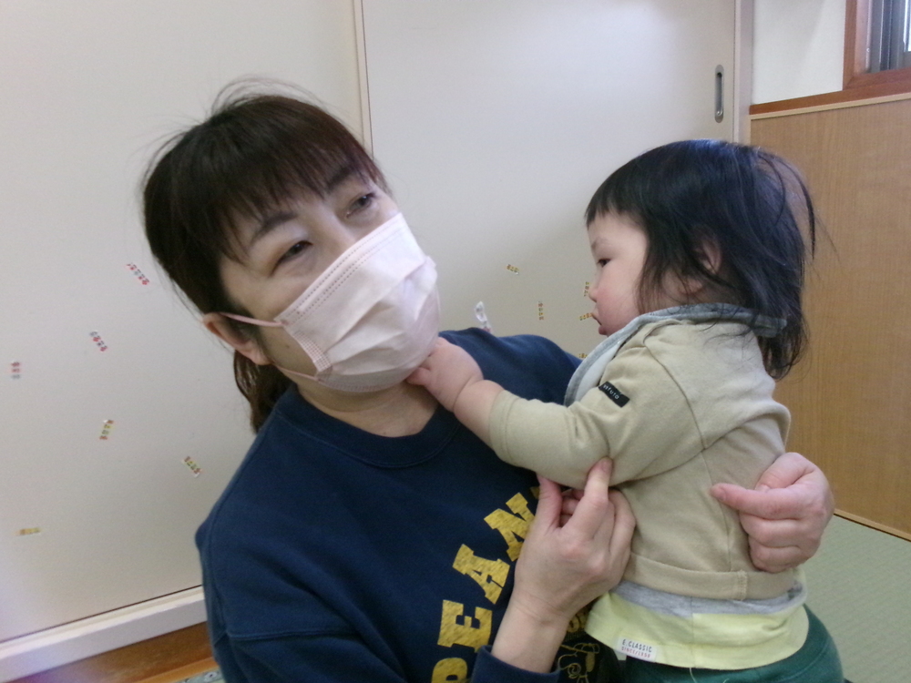 肩にシールを貼る
