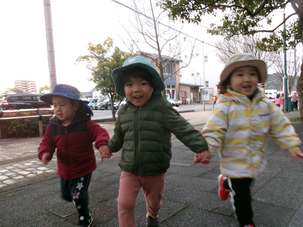 あすてらす前で遊ぶ子ども (4)