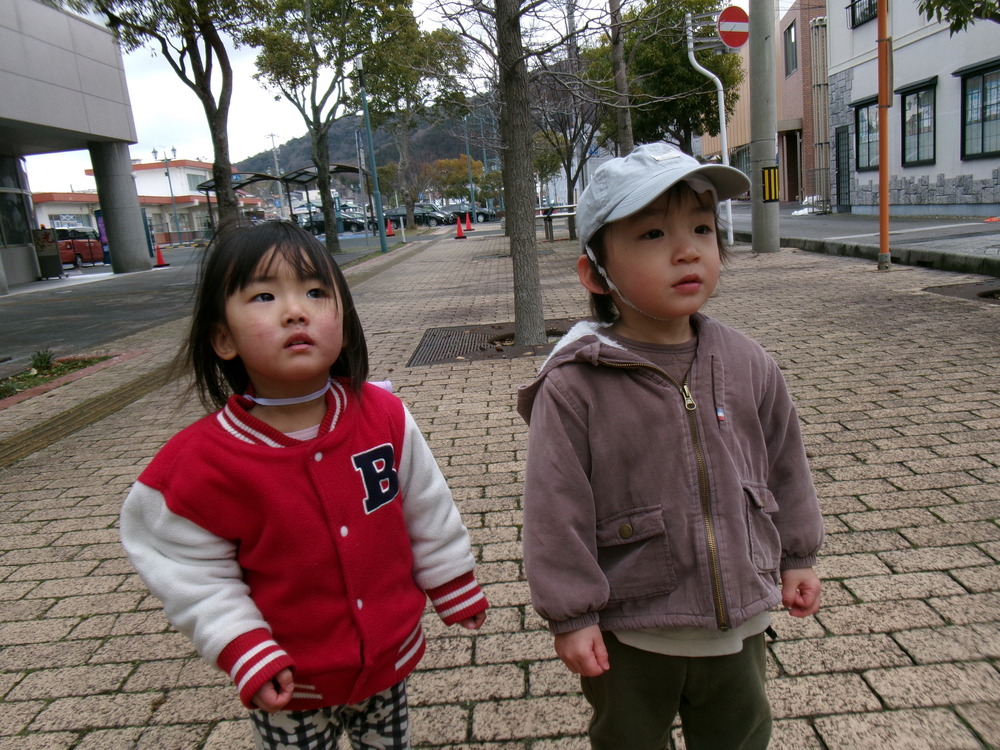 あすてらす前で遊ぶ子ども (5)