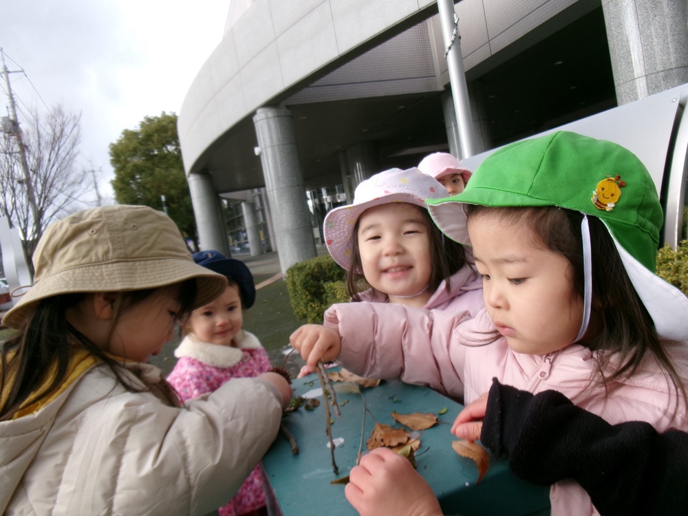 あすてらす前で遊ぶ子ども１