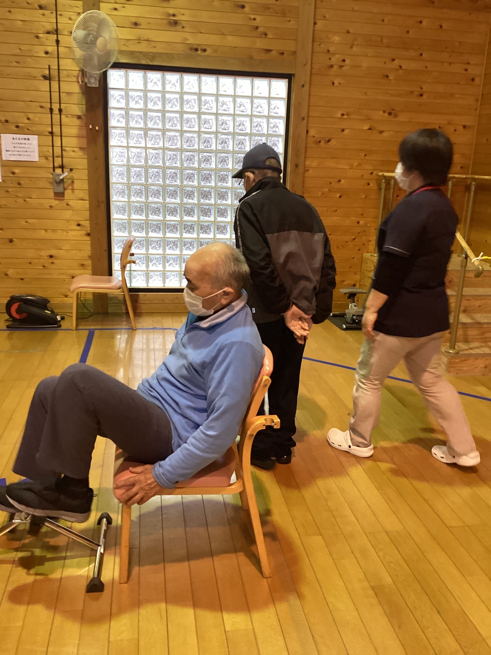 歩いている利用者さん