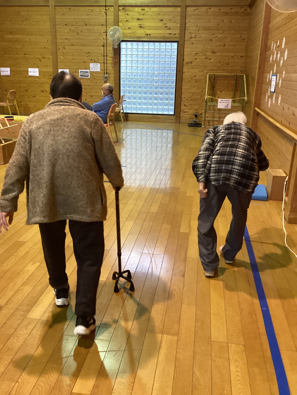 歩いている利用者さん
