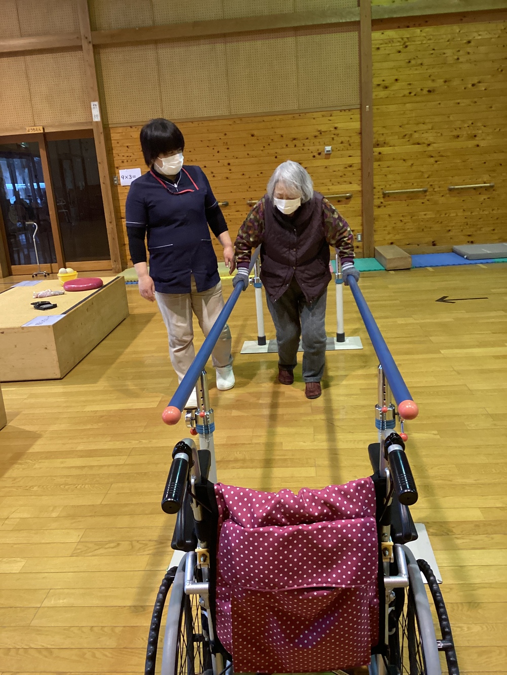 平行棒をする利用者さん