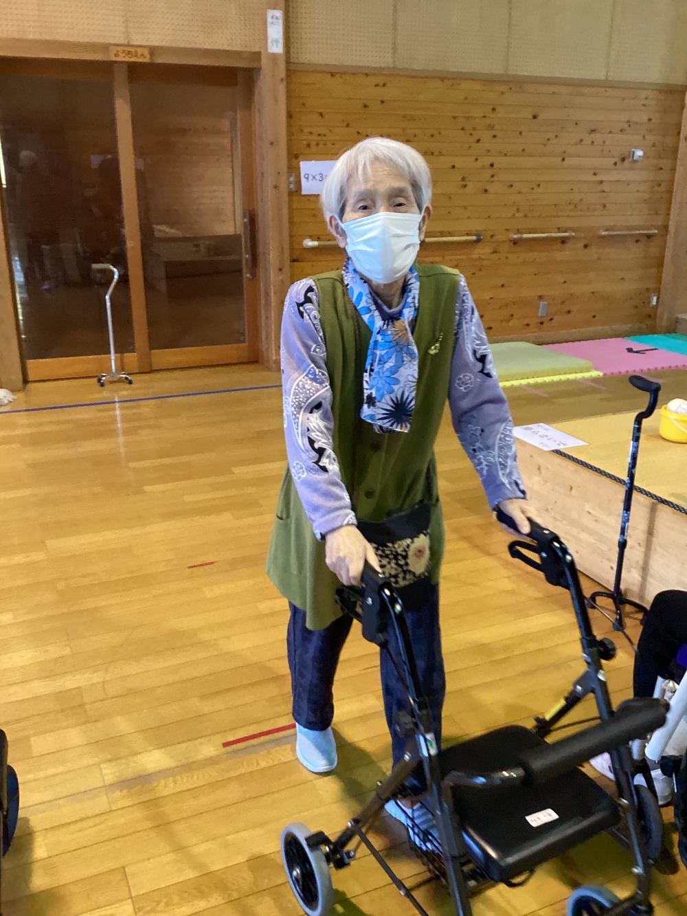 歩いている利用者さん