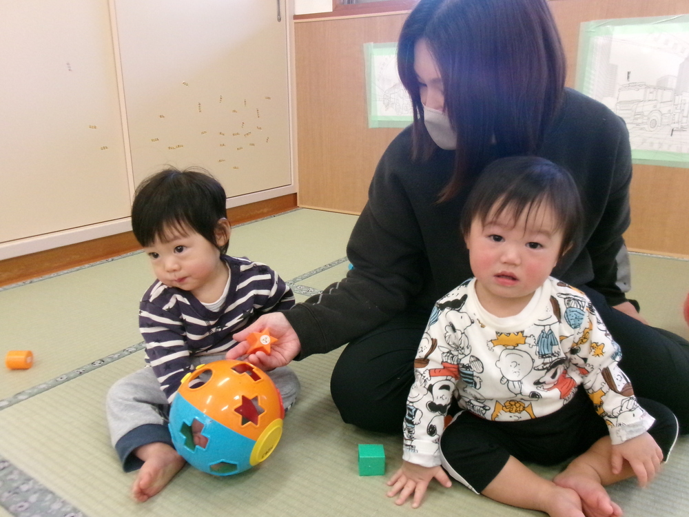 型はめブロックで遊ぶ様子２