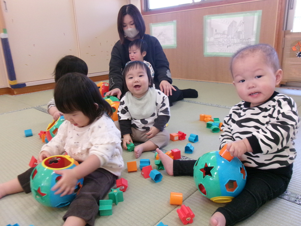 型はめブロックで遊ぶ様子３