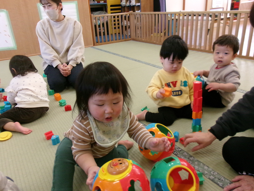 型はめブロックで遊ぶ様子５