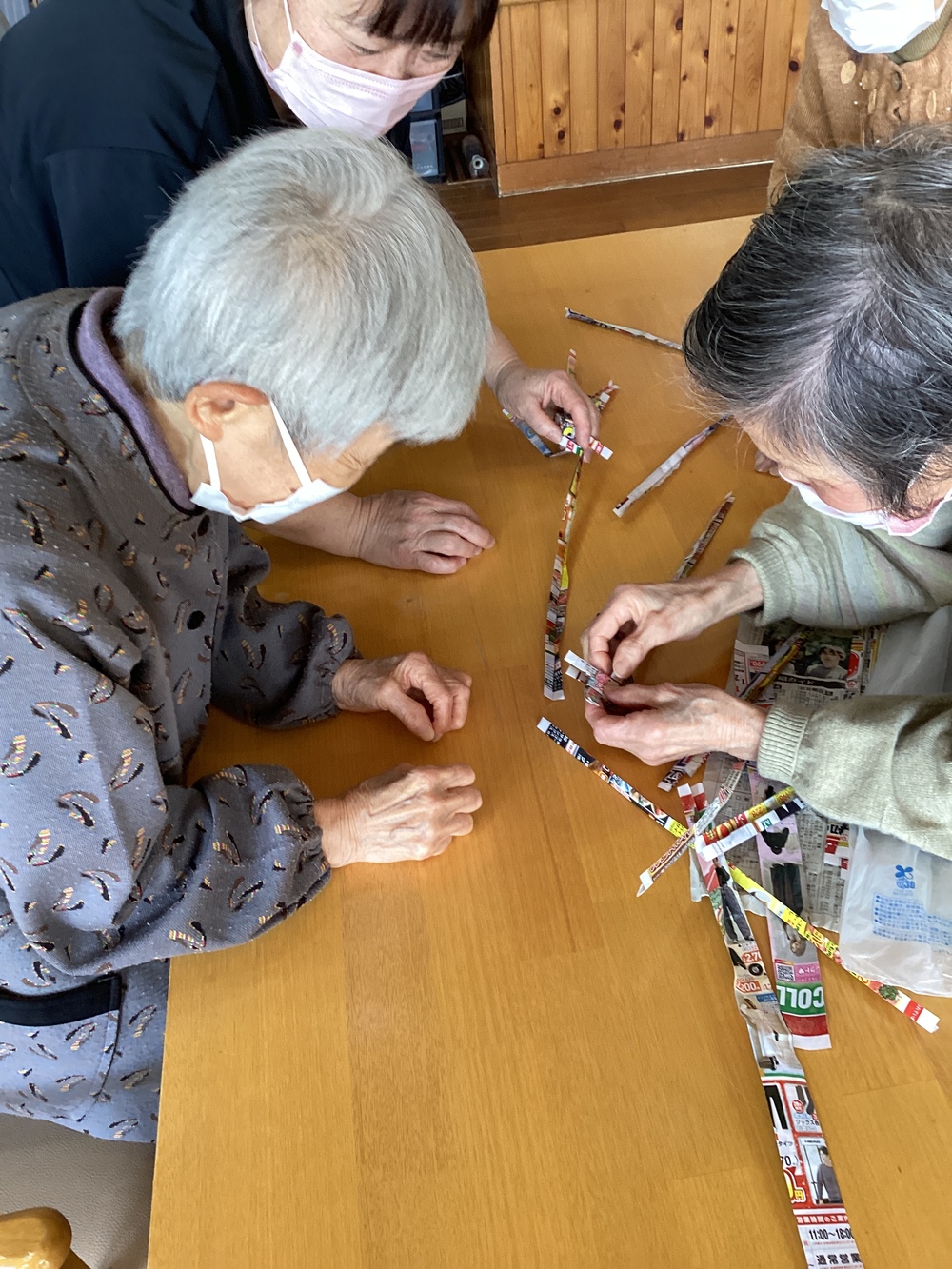 鍋しきを作る利用者さん
