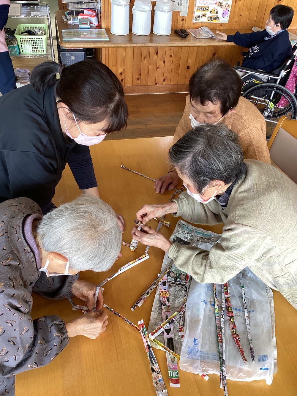 鍋しきを作る利用者さん
