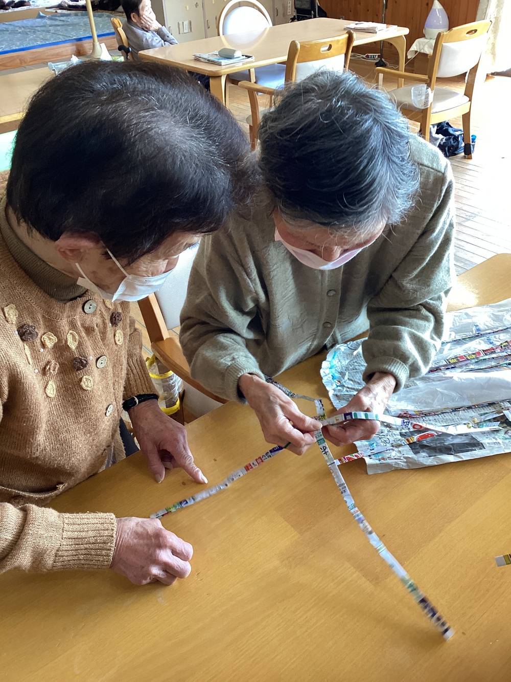 鍋しきを作る利用者さん